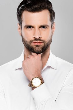 Gri renkli kameraya bakan sakallı ve yakışıklı iş adamı 