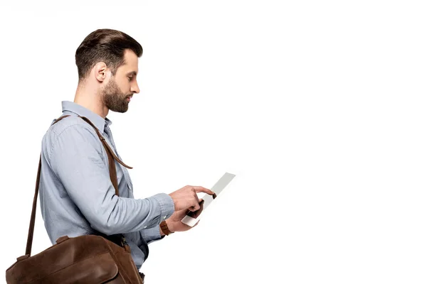 Visão Lateral Homem Bonito Apontando Com Dedo Para Tablet Digital — Fotografia de Stock