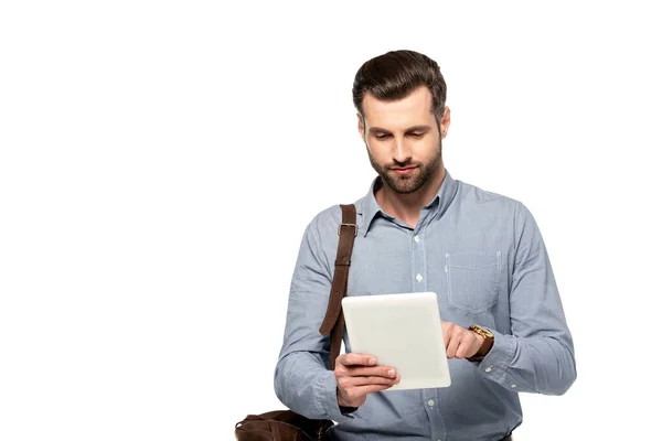 Bebaarde Zakenman Met Zak Met Behulp Van Digitale Tablet Geïsoleerd — Stockfoto