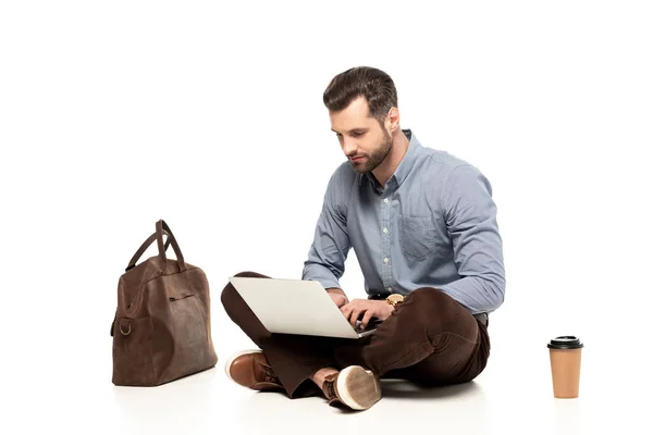 Guapo Freelancer Usando Portátil Mientras Está Sentado Cerca Bolsa Taza — Foto de Stock