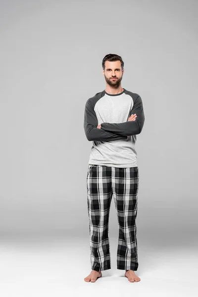 Hombre Barbudo Pie Con Los Brazos Cruzados Gris — Foto de Stock