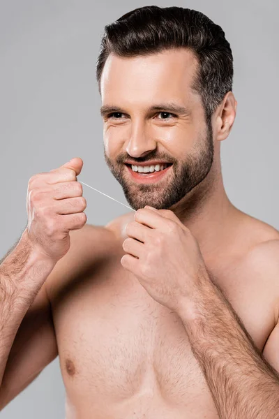 Hombre Alegre Musculoso Sosteniendo Hilo Dental Aislado Gris — Foto de Stock