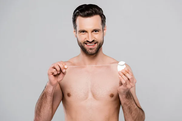 Hombre Alegre Sin Camisa Sosteniendo Hilo Dental Aislado Gris — Foto de Stock