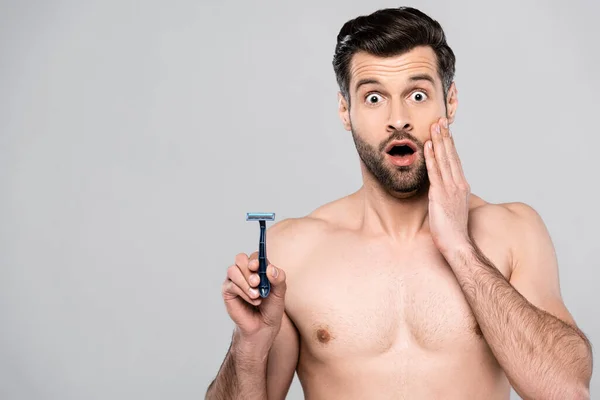 Shocked Bearded Man Holding Razor While Touching Face Isolated Grey — Stock Photo, Image