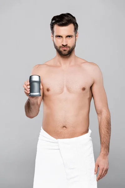 Bebaarde Gespierde Man Handdoek Die Deodorant Geïsoleerd Houdt Grijs — Stockfoto