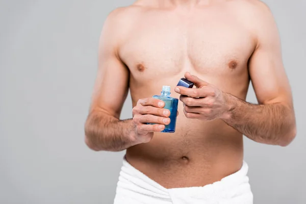 Bijgesneden Zicht Gespierde Man Met Fles Met Aftershave Lotion Geïsoleerd — Stockfoto