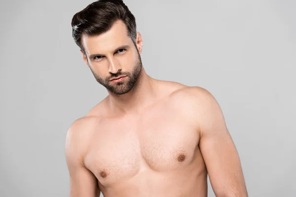 Hombre Guapo Sin Camisa Mirando Cámara Aislada Gris — Foto de Stock