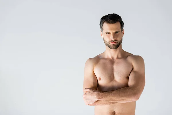 Muskulös Man Stående Med Korsade Armar Isolerade Grått — Stockfoto