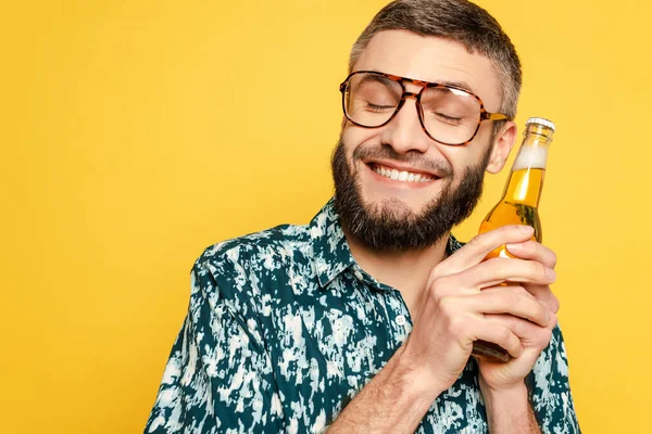 Улыбающийся Бородатый Парень Очках Закрытыми Глазами Бутылкой Пива Изолированной Желтом — стоковое фото