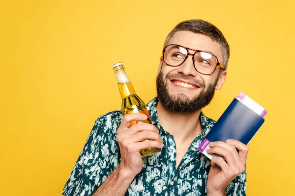 Lachende Man Met Baard Een Bril Met Fles Bier Vliegtickets — Stockfoto
