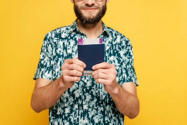 Bijgesneden Zicht Van Lachende Bebaarde Man Met Vliegticket Paspoort Geel — Stockfoto
