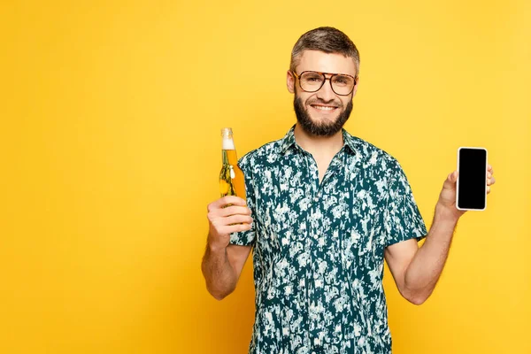 Cara Barbudo Feliz Óculos Com Refrescante Garrafa Cerveja Mostrando Smartphone — Fotografia de Stock