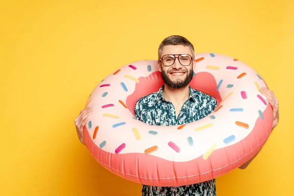 Mosolygós Szakállas Fickó Szemüvegben Fánkkal Úszás Gyűrű Sárga — Stock Fotó