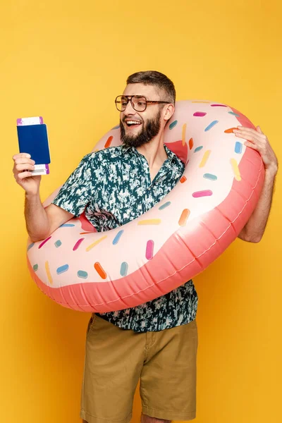 Sonriente Barbudo Gafas Con Anillo Natación Rosquilla Pasaporte Amarillo —  Fotos de Stock