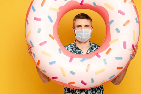 Man Medisch Masker Met Donut Zwemmen Ring Geel — Stockfoto