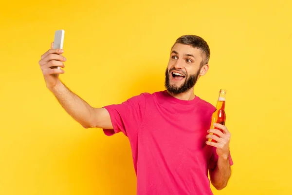 Szczęśliwy Brodaty Facet Różowym Shirt Biorąc Selfie Piwa Żółty — Zdjęcie stockowe