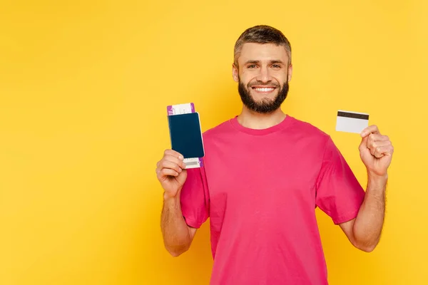 Hombre Barbudo Feliz Camiseta Rosa Con Tarjeta Crédito Pasaporte Amarillo — Foto de Stock