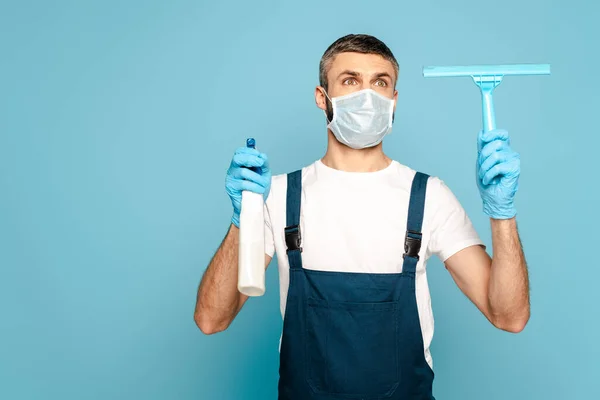 Reiniger Medisch Masker Houden Wasmiddel Squeegee Blauwe Achtergrond — Stockfoto