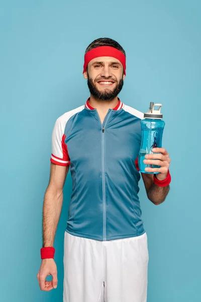 Sorrindo Desportista Elegante Com Água Fundo Azul — Fotografia de Stock