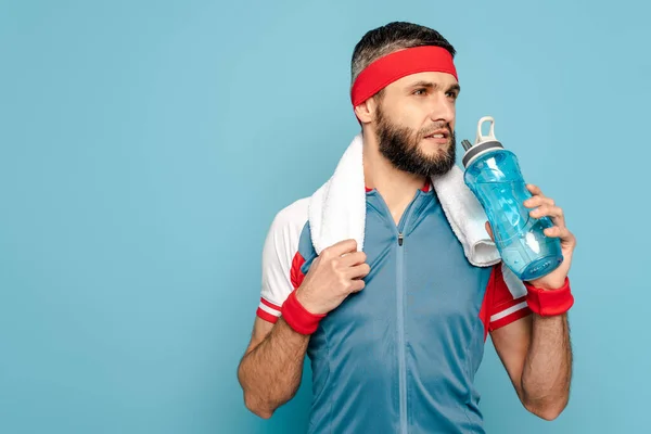 Deportista Con Estilo Con Toalla Agua Potable Sobre Fondo Azul —  Fotos de Stock