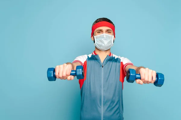 Olahragawan Bergaya Dalam Topeng Medis Berolahraga Dengan Dumbel Latar Belakang — Stok Foto