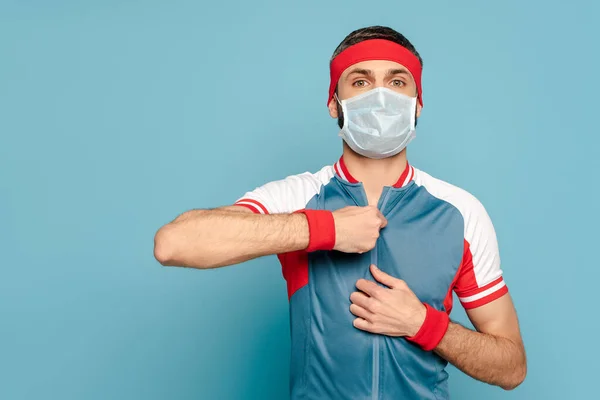 Stijlvolle Sportman Met Medisch Masker Blauwe Achtergrond — Stockfoto