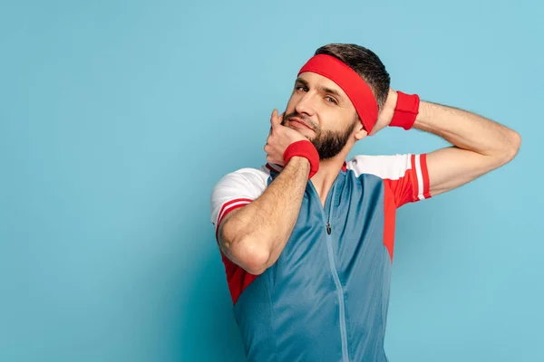 Elegante Desportista Aquecendo Cabeça Pescoço Fundo Azul — Fotografia de Stock