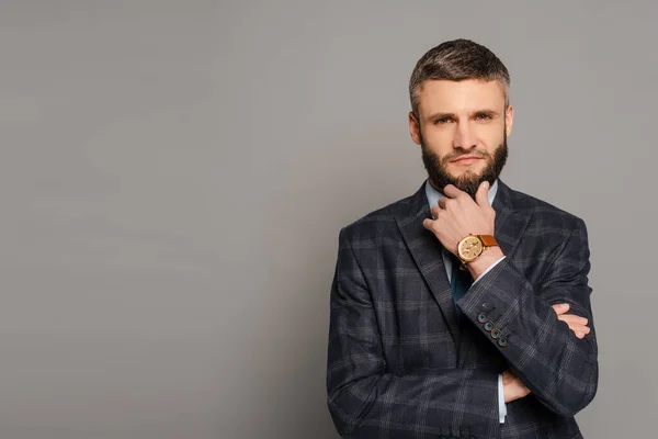 Pensativo Guapo Barbudo Hombre Negocios Traje Sobre Fondo Gris —  Fotos de Stock