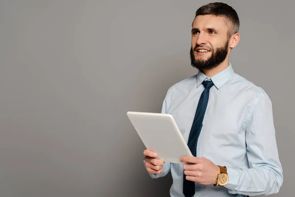 Uśmiechnięty Przystojny Brodaty Biznesmen Cyfrowym Tabletem Szarym Tle — Zdjęcie stockowe