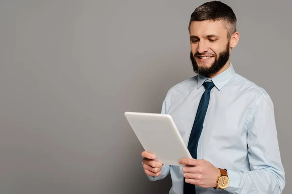 Sonriente Hombre Negocios Barbudo Guapo Con Tableta Digital Sobre Fondo — Foto de Stock