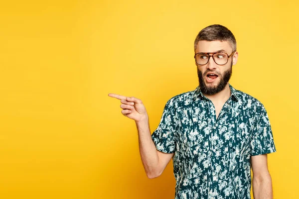 Cara Barbudo Óculos Apontando Com Dedo Lado Amarelo — Fotografia de Stock