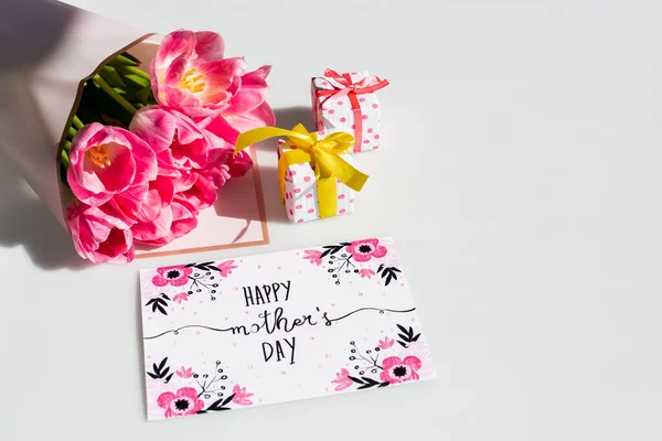 Ramo Tulipanes Cerca Pequeñas Cajas Regalo Tarjeta Felicitación Con Feliz —  Fotos de Stock