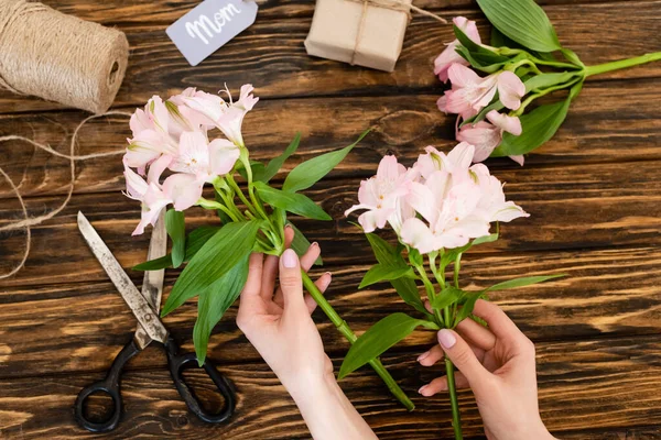 Vista Superior Mujer Sosteniendo Flores Rosadas Cerca Tijeras Cuerda Yute — Foto de Stock