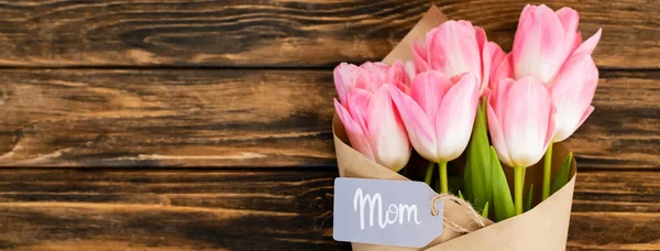 Panoramic Shot Tag Mom Lettering Pink Tulips Wrapped Paper Wooden — Stock Photo, Image