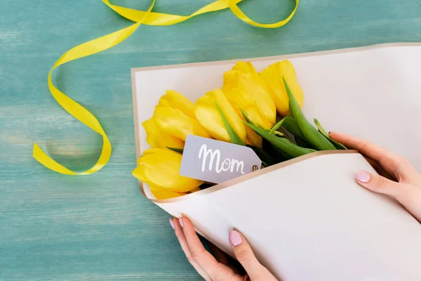 Cropped View Woman Touching Wrapped Paper Yellow Tulips Mom Tag — Stock Photo, Image