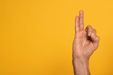 Kiril alfabesinden harfleri gösteren, sarı renkte izole edilmiş bir adam görüntüsü 