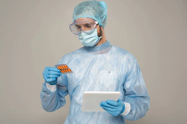 Arzt Medizinischer Maske Hält Blister Mit Pillen Und Digitalem Tablet — Stockfoto