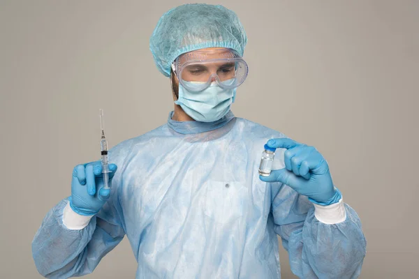 Dokter Medisch Masker Beschermende Googles Met Potje Vaccin Spuit Geïsoleerd — Stockfoto