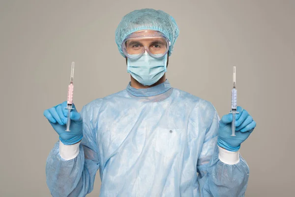 Γιατρός Ιατρική Μάσκα Και Προστατευτικό Googles Που Κρατά Σύριγγες Εμβόλιο — Φωτογραφία Αρχείου