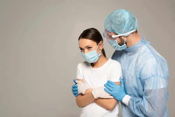 Médico Abraçando Calmante Paciente Máscara Médica Isolado Cinza — Fotografia de Stock