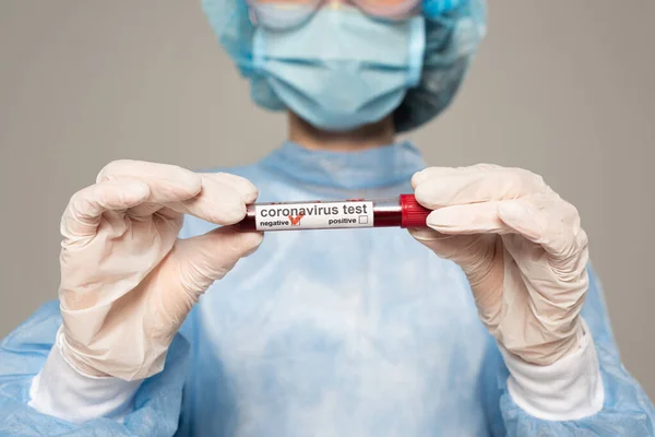 Levágott Nézet Orvos Gazdaság Kémcső Vérmintával Koronavírus Betűkkel Izolált Szürke — Stock Fotó