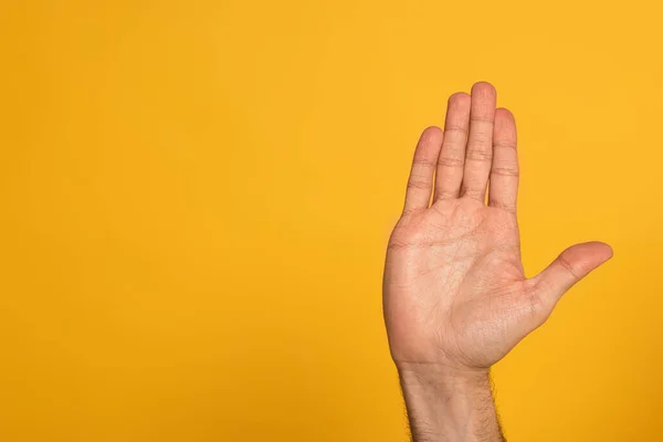 Vista Recortada Mano Masculina Que Muestra Letra Cirílica Del Lenguaje —  Fotos de Stock