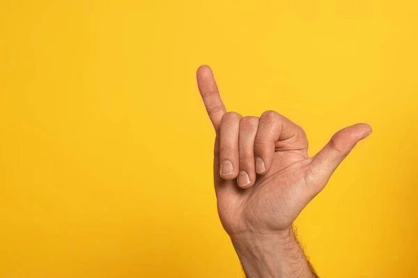 Sarı Üzerine Izole Edilmiş Işaret Dili Alfabesinden Kiril Alfabesini Gösteren — Stok fotoğraf