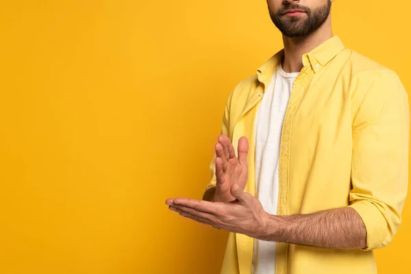Vista Cortada Homem Mostrando Gesto Língua Surda Muda Fundo Amarelo — Fotografia de Stock