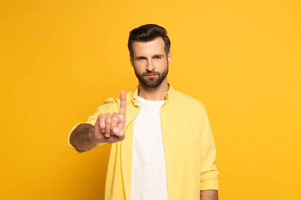 Schöner Mann Zeigt Mit Dem Finger Auf Gelben Hintergrund — Stockfoto
