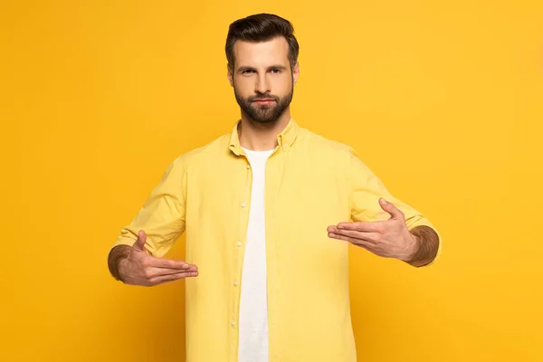 Man Looking Camera While Using Deaf Dumb Language Yellow Background — Zdjęcie stockowe