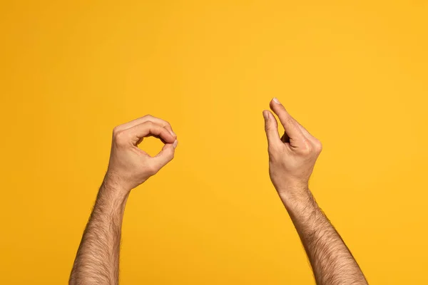 Beskuren Människan Med Teckenspråk Isolerad Gul — Stockfoto