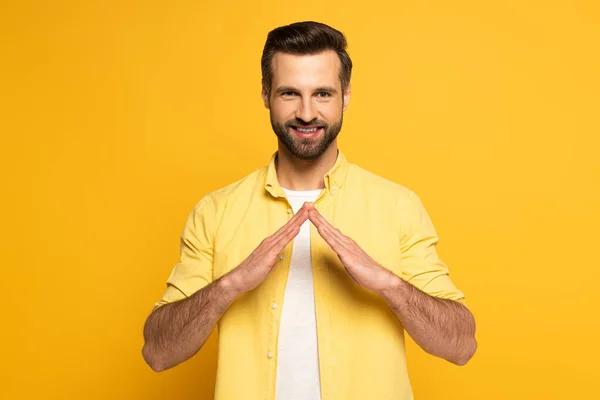 Hombre Sonriente Mostrando Palabra Casa Lenguaje Señas Sobre Fondo Amarillo — Foto de Stock