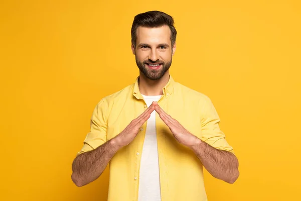 Sorrindo Homem Mostrando Palavra Casa Língua Sinais Fundo Amarelo — Fotografia de Stock