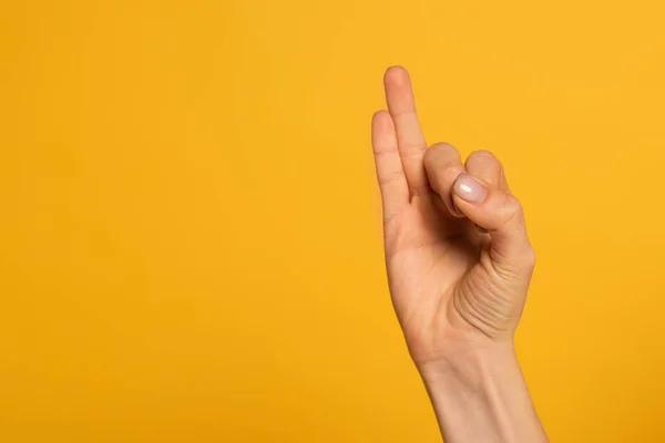 Vue Recadrée Femme Utilisant Langage Des Signes Isolé Sur Jaune — Photo